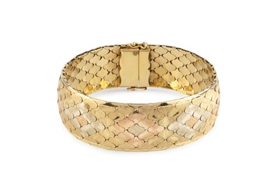 Lot 6 - A three colour precious metal fancy-link...