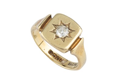Lot 16 - A diamond set signet ring, the shaped...