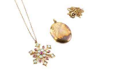 Lot 86 - A gem set pendant on chain, modelled as a...