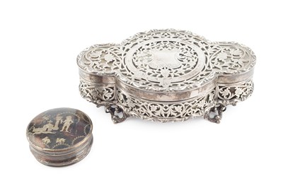 Lot A George V silver trinket box, of quatrefoil...