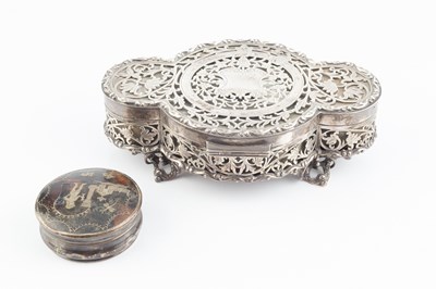 Lot 228 - A George V silver trinket box, of quatrefoil...