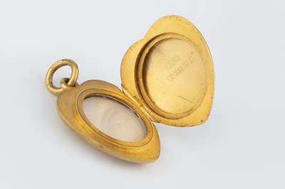 Lot 37 - An Edwardian diamond and stone set locket...
