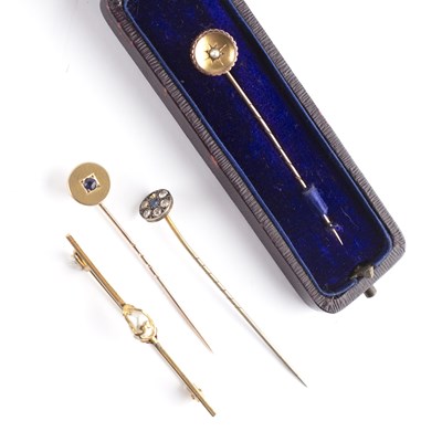 Lot 242 - Cased Victorian yellow metal stick pin 5.5cm...