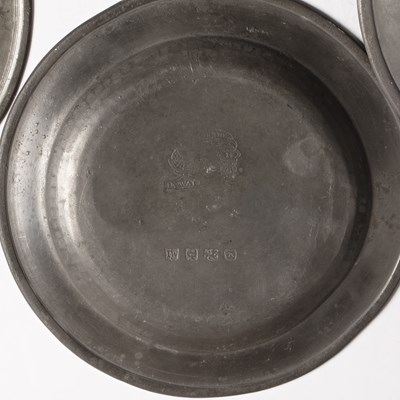Lot 381 - Pewter lidded flagon with a double acorn...