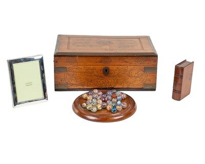 Lot 334 - A collection of items