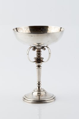 Lot A George V silver goblet, the wide planished...