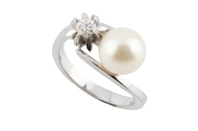 Lot 33 - A cultured pearl and diamond dress ring, of...
