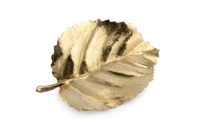 Lot 19 - A yellow precious metal leaf brooch, length 4cm
