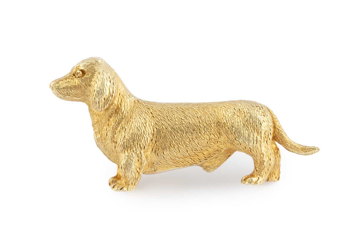 Lot A dachshund brooch, of textured finish,...