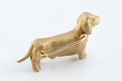 Lot A dachshund brooch, of textured finish,...