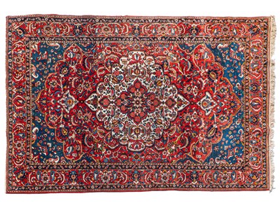 Lot 1077 - A 20th century Heriz carpet