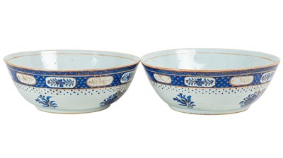 Lot 96 - A pair of Chinese porcelain export bowls
