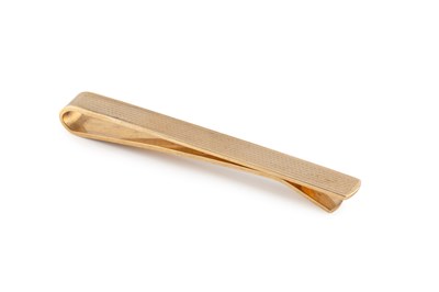 Lot 5 - A 9ct gold tie bar, of engine-turned design,...