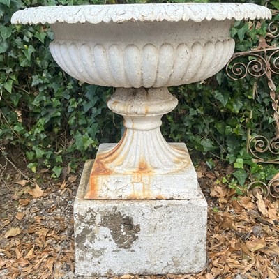 Lot 1284 - A 19th century cast iron campana-style urn