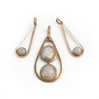 Lot 444 - 9ct gold jewellery set Set with opals,...