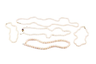 Lot 391 - A cultured pearl single strand necklace, with...