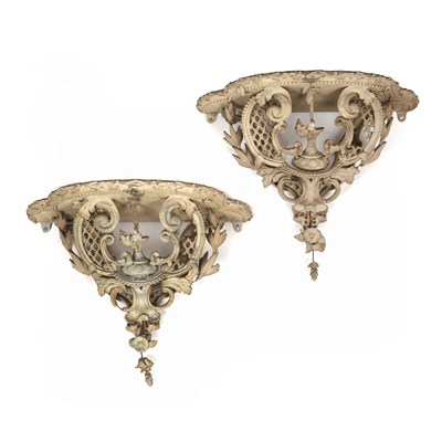 Lot 17 - A pair of wall brackets