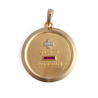 Lot 451 - Yellow precious metal pendant Augis love token,...