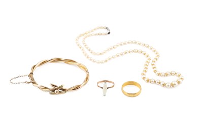 Lot 392 - A small collection of jewellery, comprising a...