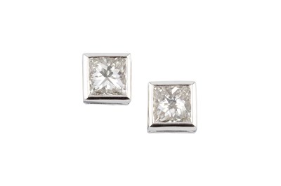 Lot 219 - A pair of diamond ear studs, each with a...