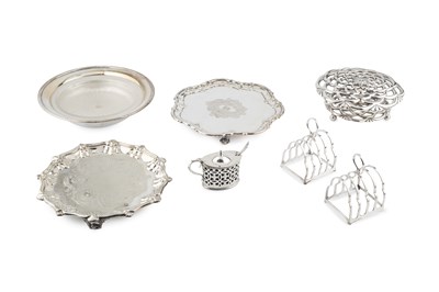 Lot 709 - A collection of silver plated wares, to...