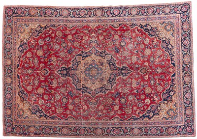 Lot 1373 - A late 20th century hand-woven woollen Kashan carpet
