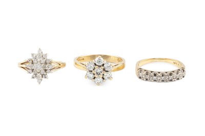 Lot 421 - A diamond flowerhead cluster ring, the round...