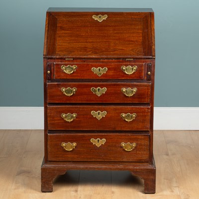 Lot 539 - A 20th century small-sized bureau