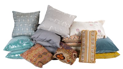 Lot 403 - A large collection of cushions