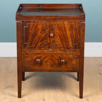 Lot 357 - A George III tray-top commode or bedside cabinet