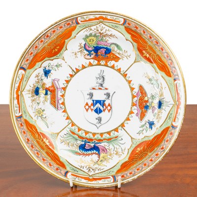 Lot 1000 - An early 19th century Chamberlain Worcester "Dragons in Compartments" armorial plate