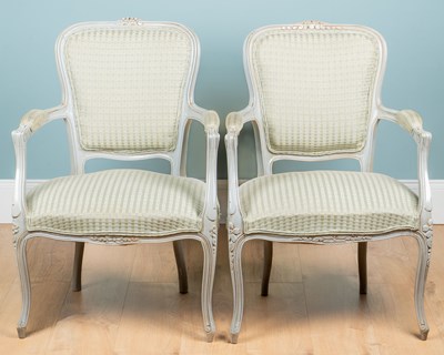 Lot 7 - A pair of fauteuil open armchairs
