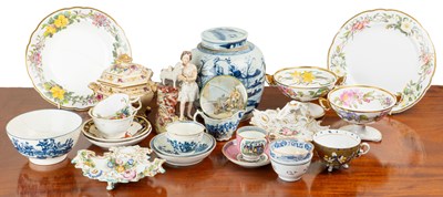 Lot 369 - A collection of ceramics