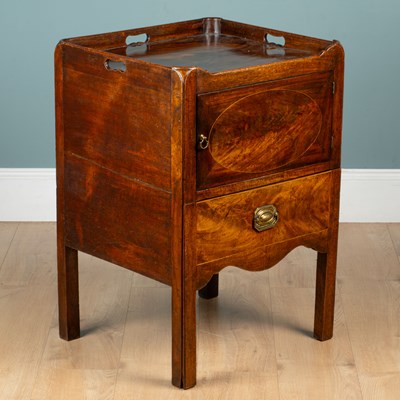 Lot 1355 - A Georgian mahogany commode