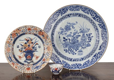 Lot 17 - Blue and white plate Chinese, 18th Century...