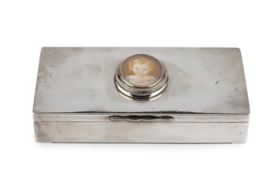 Lot An Edwardian silver rectangular cigarette box,...