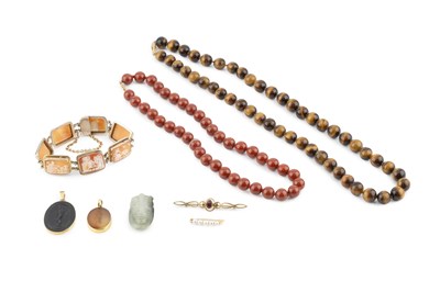 Lot 70 - An agate intaglio pendant, the oval agate...