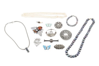 Lot 396 - A collection of jewellery, comprising a...