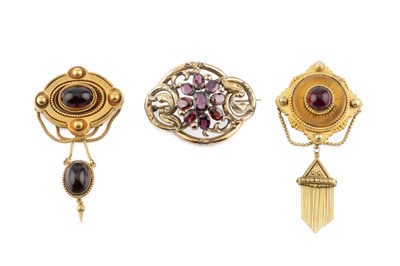 Lot 60 - A Victorian garnet cluster panel brooch, of...