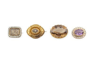 Lot 213 - A collection of gem set brooches, comprising...