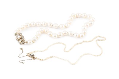 Lot 415 - A baroque cultured pearl single strand...