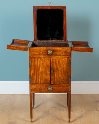 Lot 409 - A Georgian mahogany wash stand
