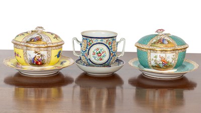 Lot 256 - Three items of porcelain