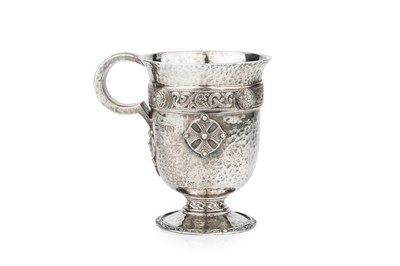 Lot 833 - An Edwardian silver mug, the planished body...