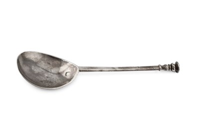 Lot 835 - A James I silver seal top spoon, with engraved...