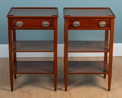 Lot 336 - A pair of mahogany lamp tables