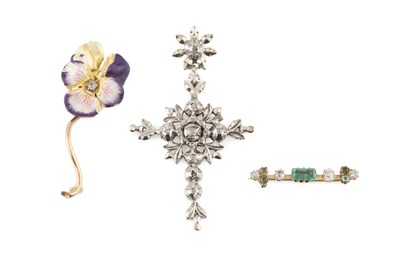 Lot 214 - An emerald and diamond bar brooch, the...