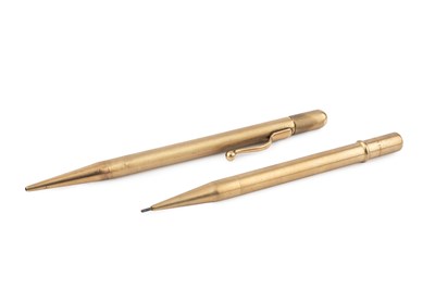 Lot 551 - A 9ct gold propelling pencil, with textured...