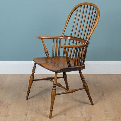 Lot 18 - A late 20th century Windsor chair