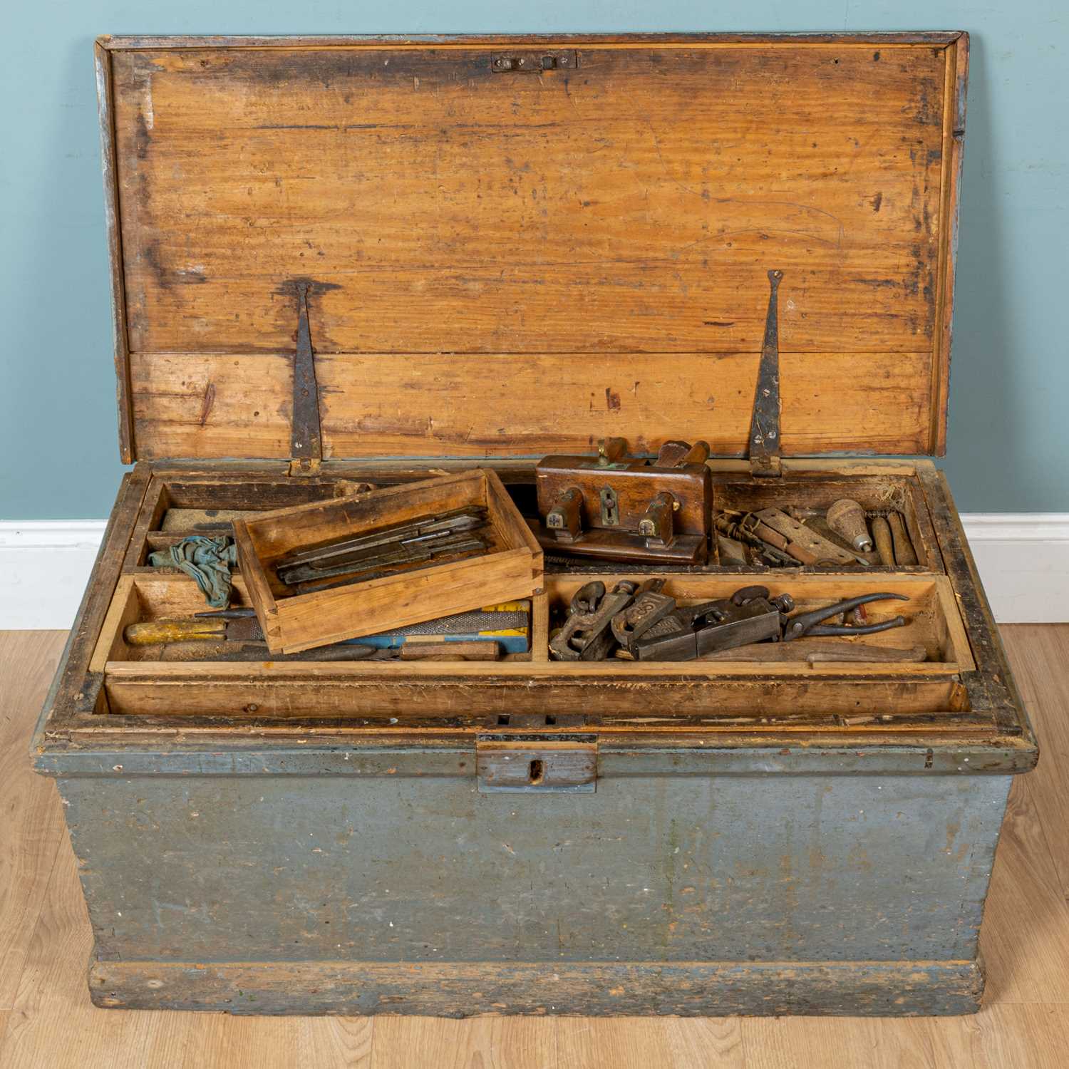 Lot 1275 - A carpenter or cabinet maker's toolbox and tools